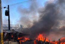 Incendio consume plaza Oasis en Villa Mella; bomberos acuden al lugar